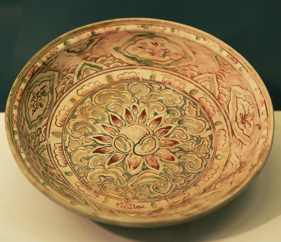 Đĩa vẽ hoa sen, gốm nhiều màu, thời Lê sơ thế kỷ 15